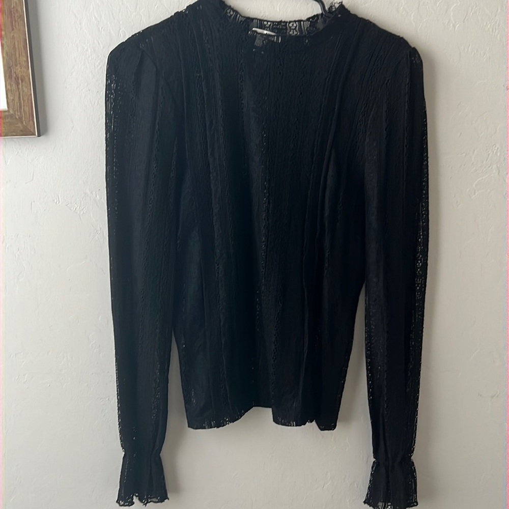 Amuse Society beautiful lace top perfect to wear a bra top or cami under.